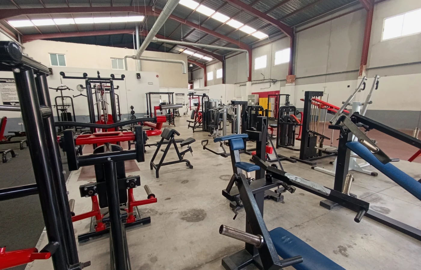 Panorámica real de la sala de musculación 365fit
